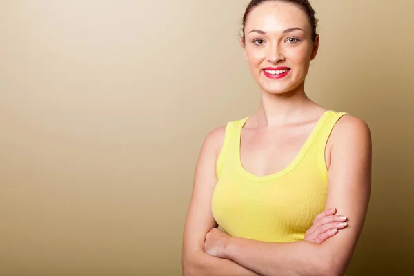 Mooie jonge vrouw portret met gekruiste armen — Stockfoto