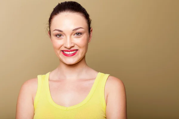 Mooie jonge vrouw studio portret over gele achtergrond — Stockfoto