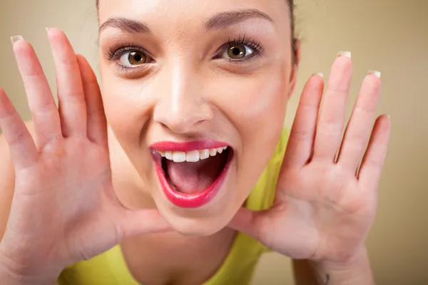 Belle jeune femme drôle expression faciale — Photo