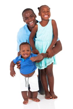 mutlu Afrika baba ve onun çocukları üzerinde beyaz izole