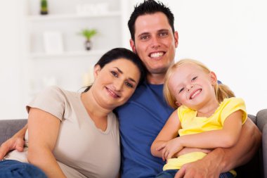 mutlu genç bir aile evde