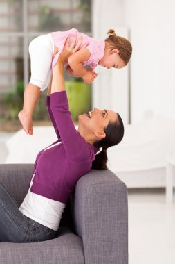 oynak annesi evde küçük kızı ile oynama