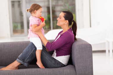 mutlu anne ve küçük kızı evde