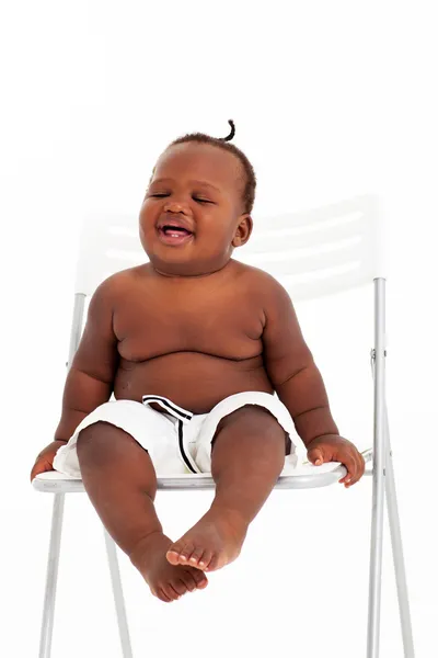 Şirin Afrikalı-Amerikalı bebek oğlan iskemlede — Stok fotoğraf