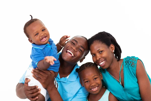 Gelukkige Afrikaanse familie geïsoleerd op wit — Stockfoto