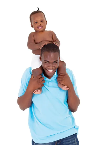 Счастливый африканский мальчик сидит на плечах отца — стоковое фото