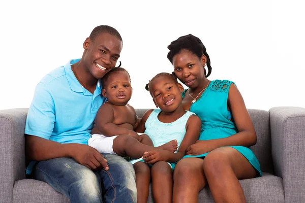 Feliz família afro-americana sentada no sofá — Fotografia de Stock