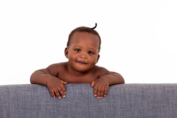 Söt african american baby pojke på soffa — Stockfoto