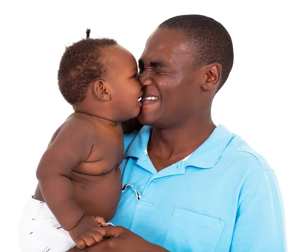 Carino africano americano bambino baciare suo padre — Foto Stock