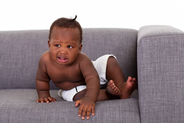 Bonito afro-americano bebê menino no sofá — Fotografia de Stock
