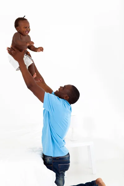 Feliz afro-americano pai e filho brincando no quarto — Fotografia de Stock