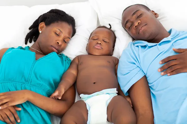 年轻的非洲裔美国夫妇与男婴午睡 — 图库照片