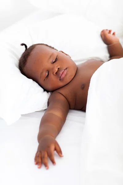 Lindo africano americano bebé niño durmiendo en cama — Foto de Stock