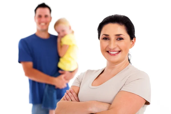 Glückliche junge Mutter steht vor Familie — Stockfoto