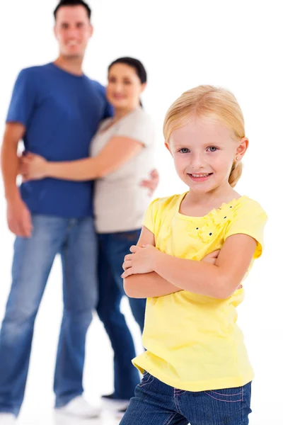 Schattig meisje staande voor ouders — Stockfoto