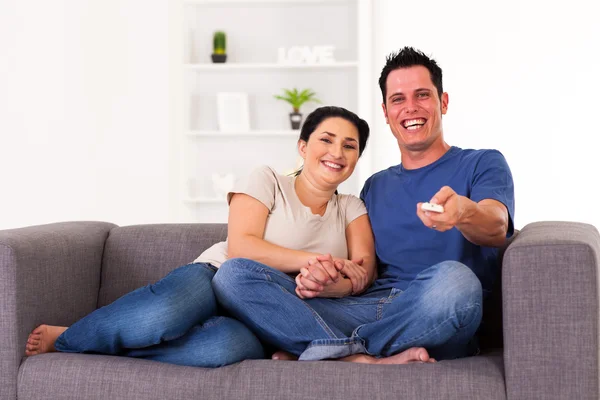 Jovem casal assistindo comédia em casa — Fotografia de Stock