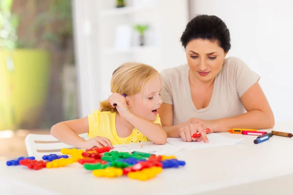 Matka učí malou dceru doma kreslení — Stock fotografie