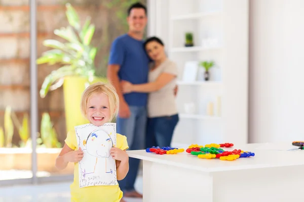 Nettes kleines Mädchen zeigt ihre Zeichnung vor den Eltern — Stockfoto