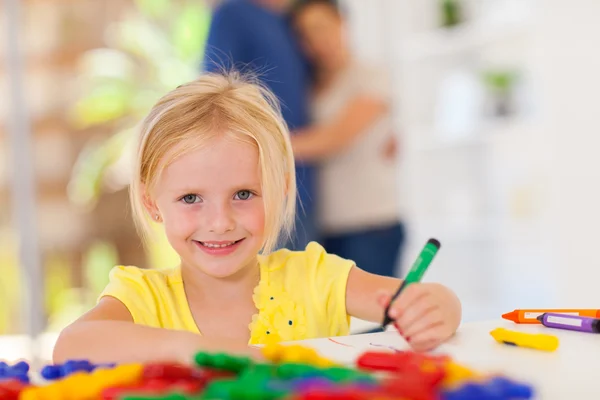 Felice disegno bambina davanti ai genitori a casa — Foto Stock