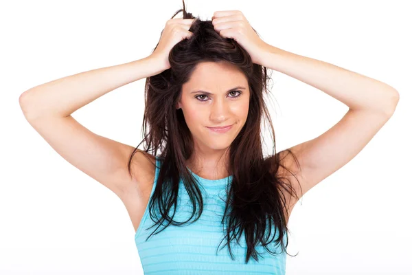 Frustrierte junge Frau zieht an den Haaren — Stockfoto