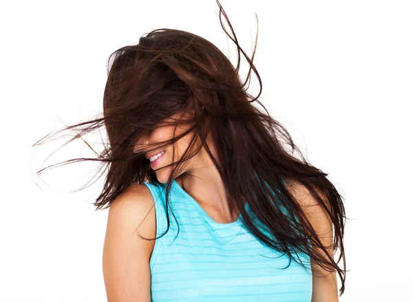 Jovem mulher se divertindo com o cabelo bagunçado isolado no branco — Fotografia de Stock