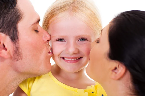 Pais beijando pequena filha no branco — Fotografia de Stock