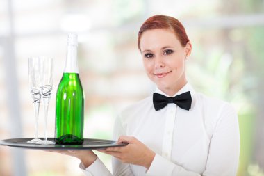 genç ve güzel garson şampanya restoranında garson