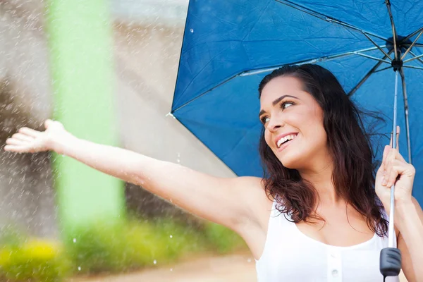 Atractiva mujer joven divirtiéndose bajo la lluvia — Foto de Stock