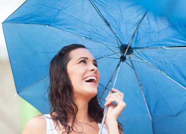 Vestido de mujer hermosa en impermeable bajo la lluviaşemsiyesi altında mutlu güzel kadın — Stok fotoğraf