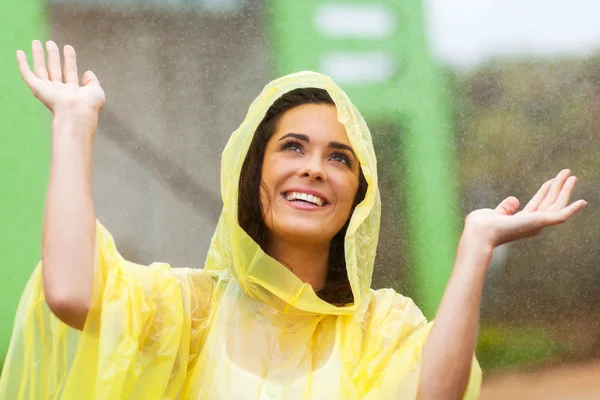 Glückliche junge Frau spielt im Regen — Stockfoto