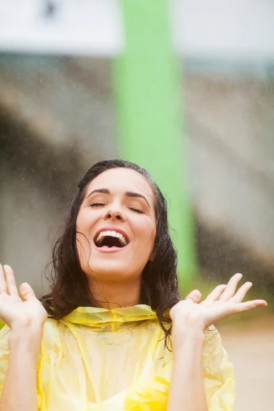 Junge Frau hat Spaß im Regen — Stockfoto