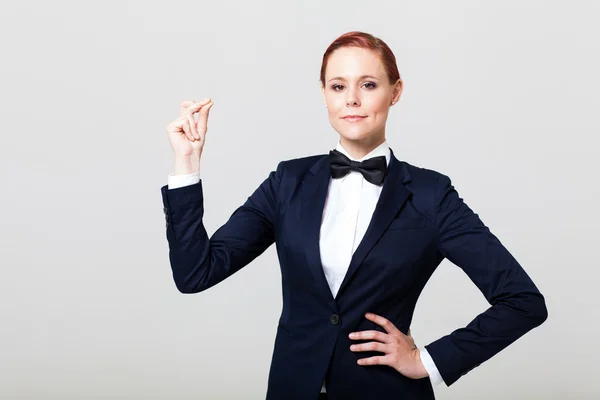 Linda mujer de moda en traje con corbata de lazo — Foto de Stock