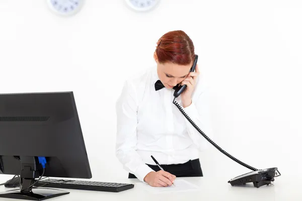 Moderna recepcionista del hotel hablando por teléfono en la recepción — Foto de Stock