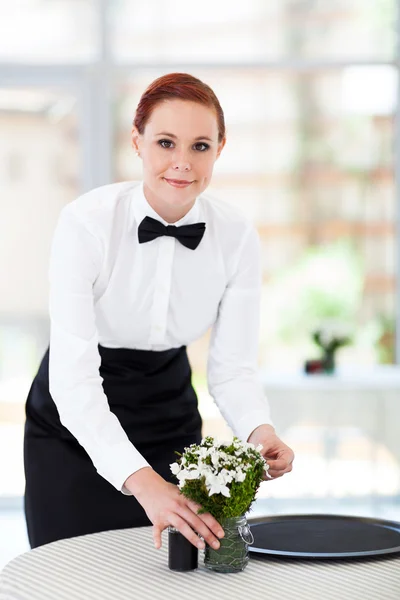 Hübsche junge Kellnerin arbeitet in modernem Restaurant — Stockfoto