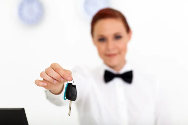 Empresa de aluguer de automóveis empregado entrega a chave do carro ao cliente — Fotografia de Stock