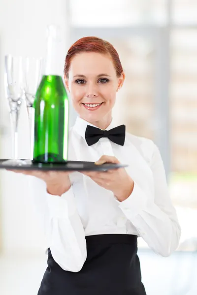 Jeune serveuse tenant un plateau avec champagne et verres — Photo