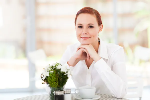 Elegant ung kvinna att ha kaffe på moderna restaurang — Stockfoto