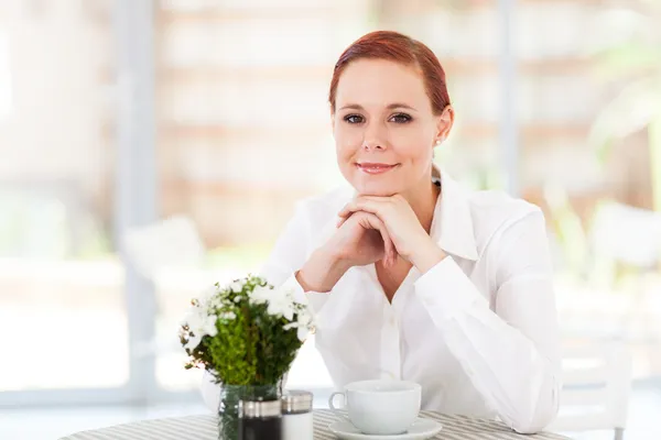 Elegante mujer joven tomando café en restaurante moderno —  Fotos de Stock