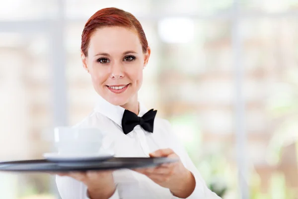 Attraktive junge Kellnerin serviert Kaffee im Café — Stockfoto