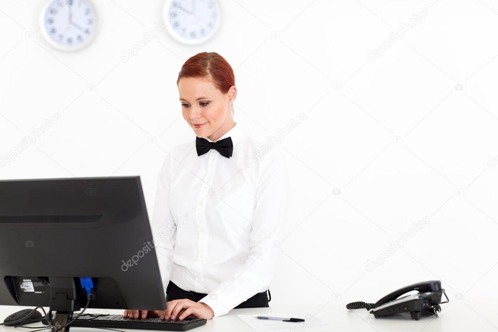 Young receptionist working at hotel reception — Stock Photo