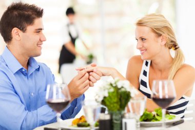 dedi sonra siz kız arkadaşı koyarak nişan yüzüğü genç adam