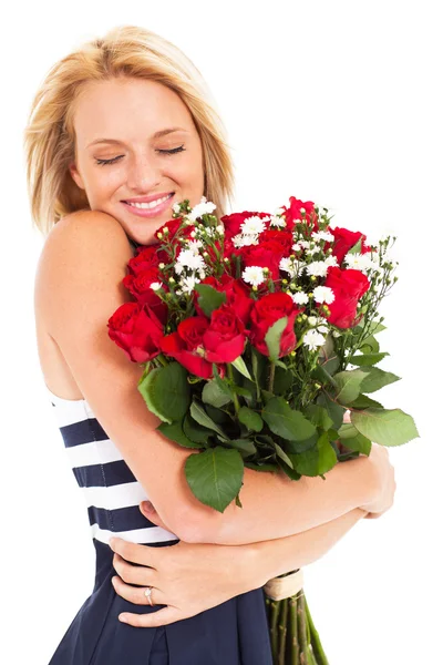 Bonita mujer abrazando racimo de rosas rojas — Foto de Stock