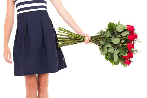 Vrouw in blauwe jurk bedrijf bos van rozen — Stockfoto