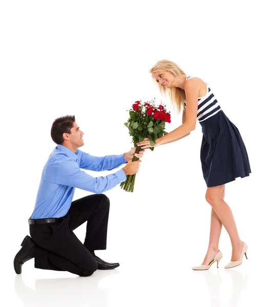 Молодая женщина принимает розы от мужчины на день Святого Валентина — стоковое фото