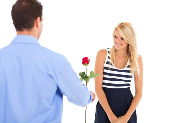 Joven hombre dando rosa a una hermosa joven mujer —  Fotos de Stock