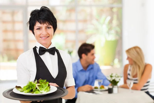 Bastante mesera de mediana edad que trabaja en el restaurante —  Fotos de Stock