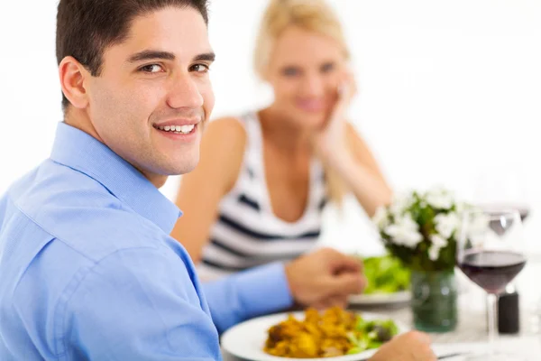 Feliz jovem casal jantando no restaurante — Fotografia de Stock