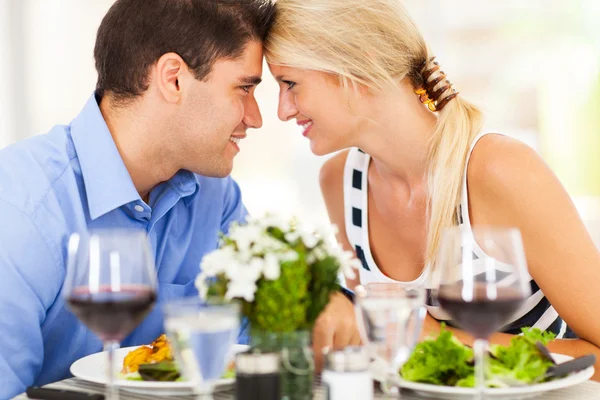 Amando jovem casal jantando no restaurante — Fotografia de Stock