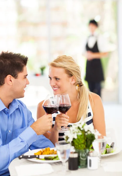 Feliz jovem casal comer fora no restaurante — Fotografia de Stock