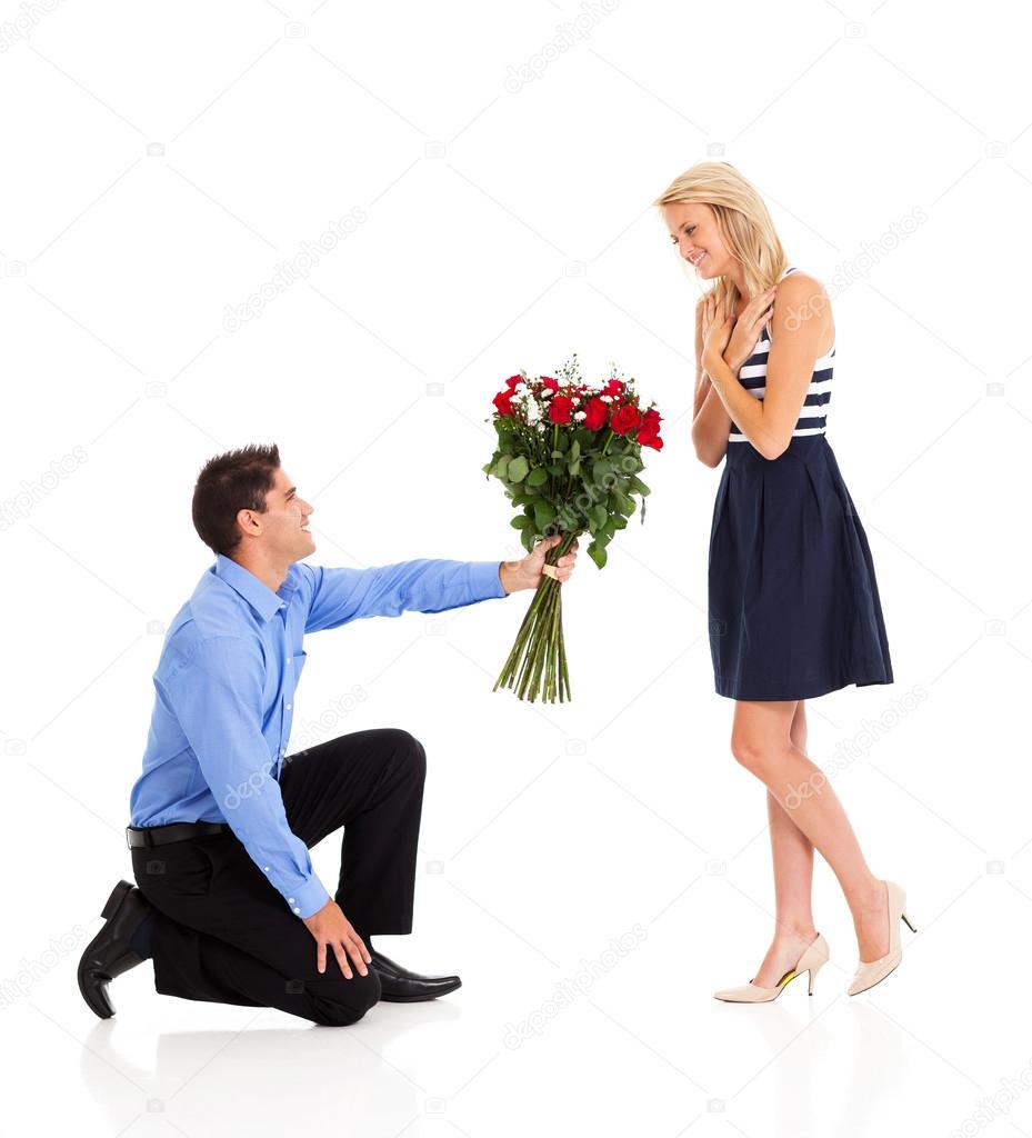 Стоя на коленях перед мужчиной. Мужчина дарит цветы женщине на коленях. Мужчина на коленях перед женщиной с цветами. Дарит цветы. Мужчина на колене с букетом цветов.